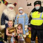 Полицейский Дед Мороз поздравил ребят с Новым годом.