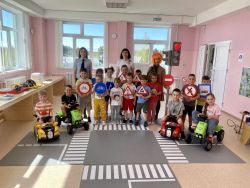 В МБДОУ Детский сад № 22 «Нефтяников» прошло практическое занятие по правилам дорожной безопасности для дошколят