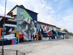 Этим летом  уличные художники нанесли гигантское граффити на одну из стен районного Дома культуры