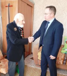 Глава района Андрей Ащеулов поздравил ветерана войны с Днем победы