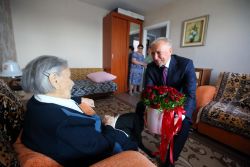 Глава региона навестил старейшую жительницу Каргасокского района